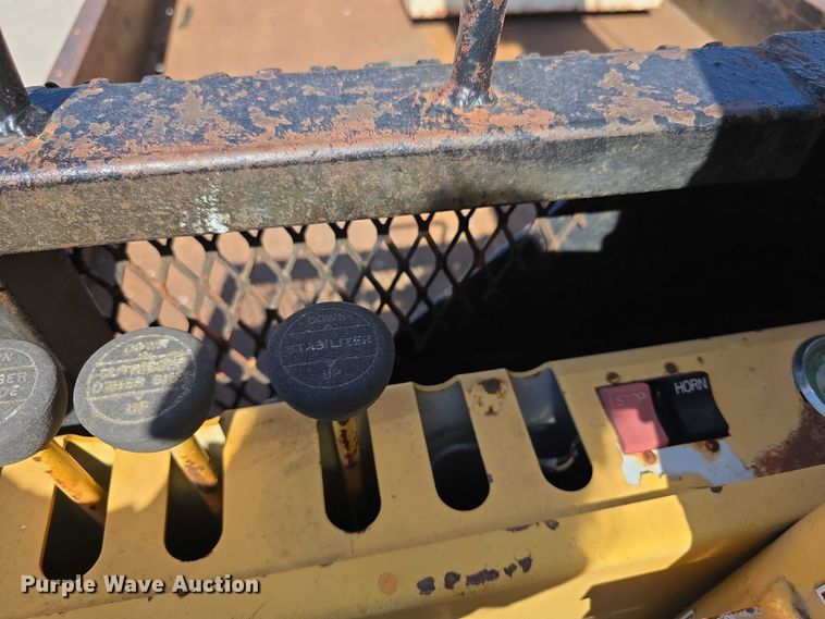 image for item FI0997 1995 International 4900 crane truck