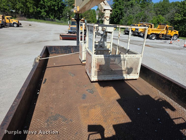 image for item FI0997 1995 International 4900 crane truck