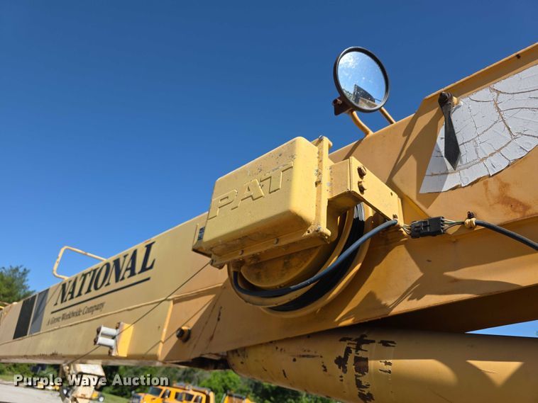 image for item FI0997 1995 International 4900 crane truck