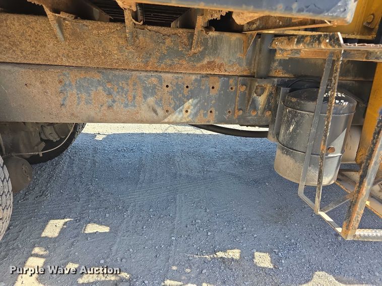 image for item FI0997 1995 International 4900 crane truck