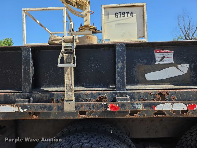 image for item FI0997 1995 International 4900 crane truck