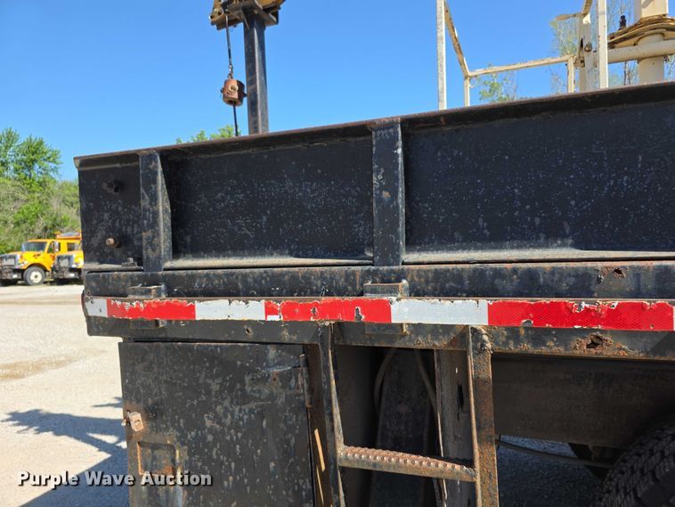 image for item FI0997 1995 International 4900 crane truck