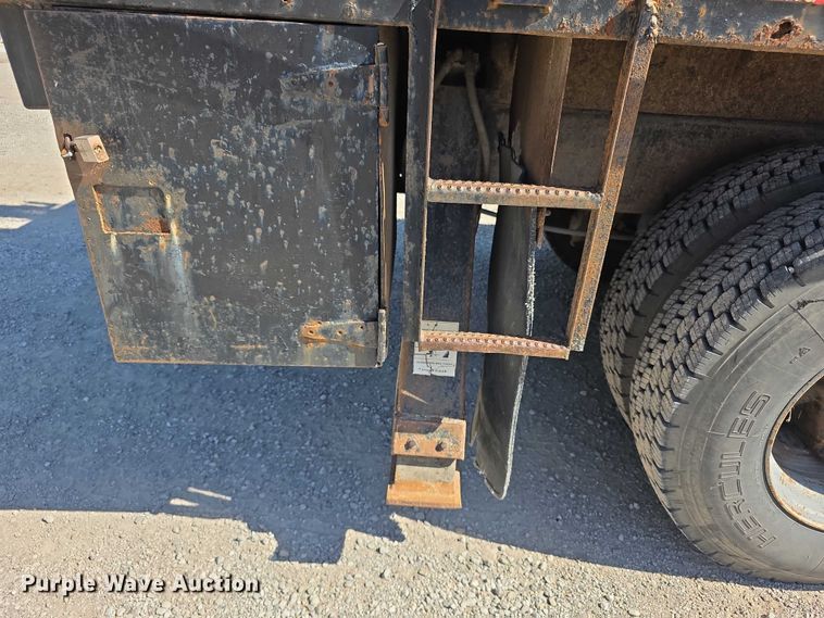 image for item FI0997 1995 International 4900 crane truck