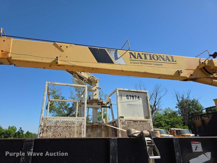 image for item FI0997 1995 International 4900 crane truck
