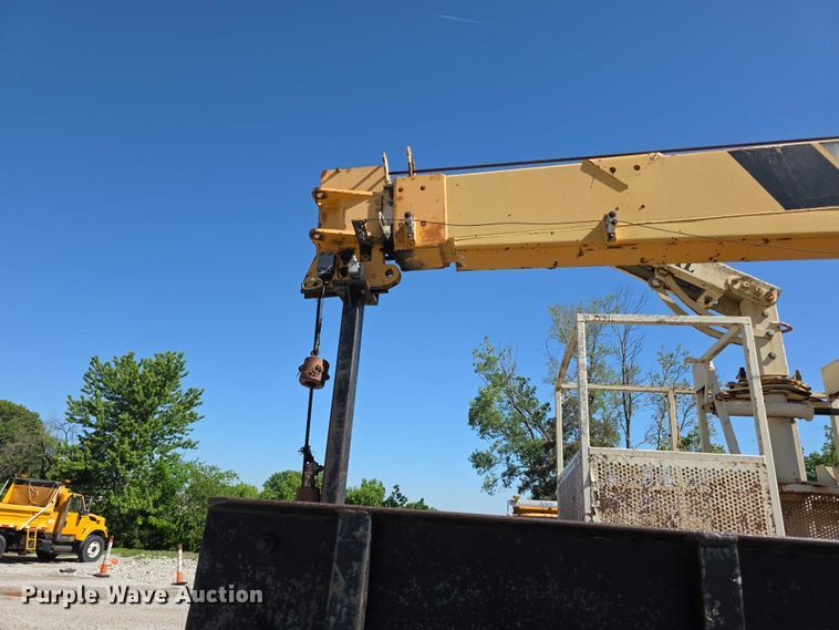 image for item FI0997 1995 International 4900 crane truck