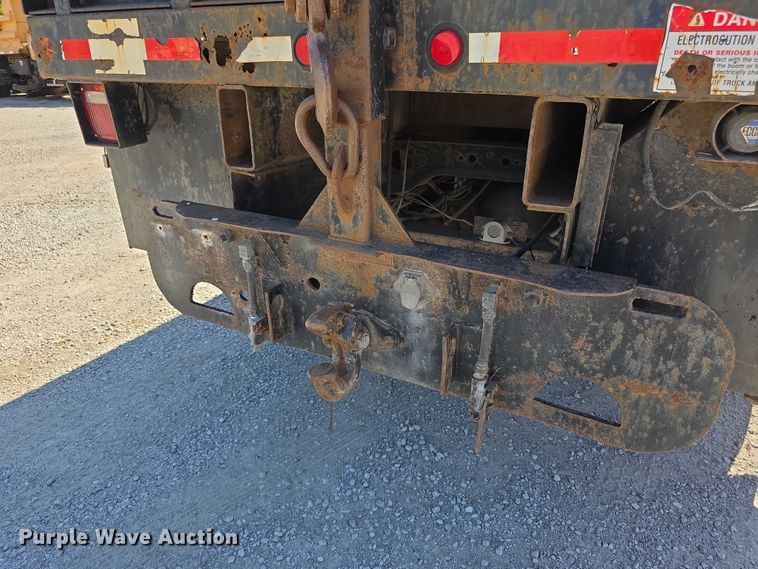 image for item FI0997 1995 International 4900 crane truck