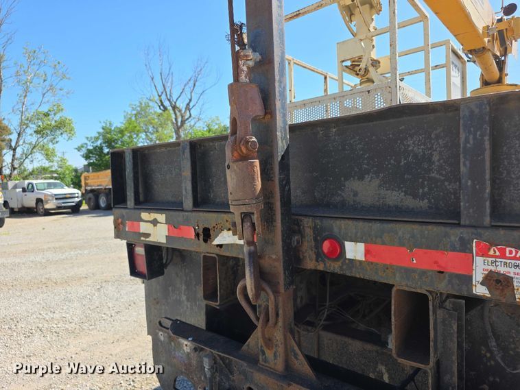 image for item FI0997 1995 International 4900 crane truck