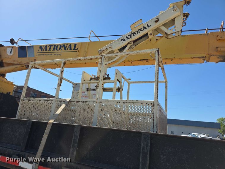 image for item FI0997 1995 International 4900 crane truck