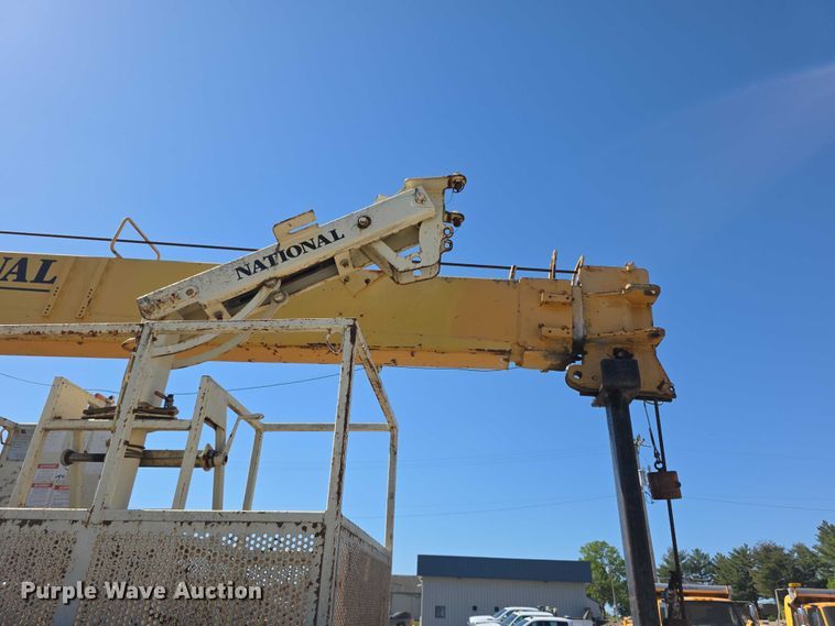 image for item FI0997 1995 International 4900 crane truck