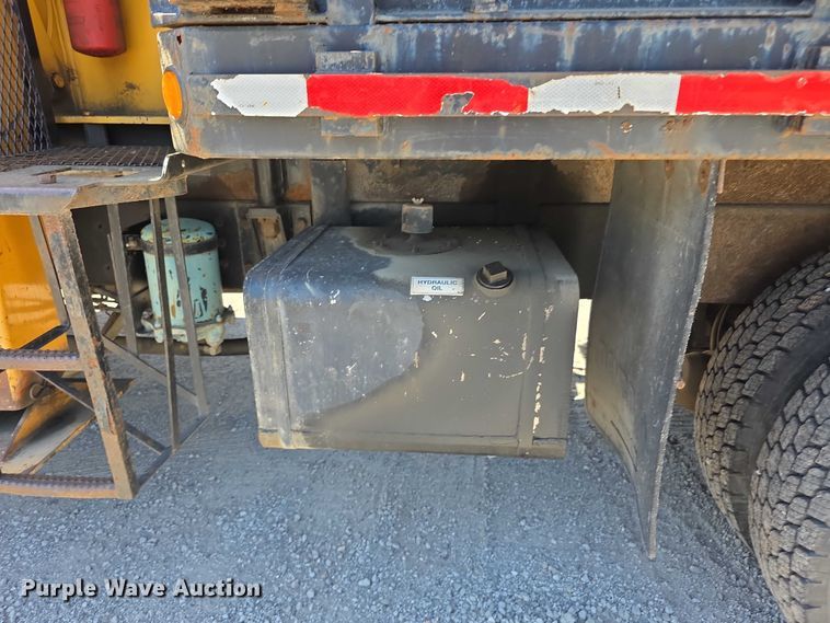 image for item FI0997 1995 International 4900 crane truck