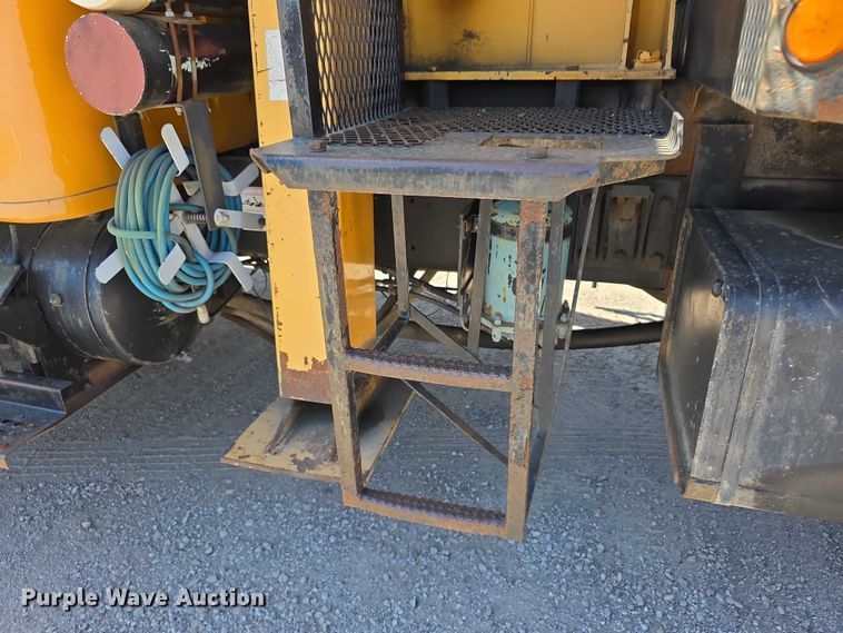 image for item FI0997 1995 International 4900 crane truck