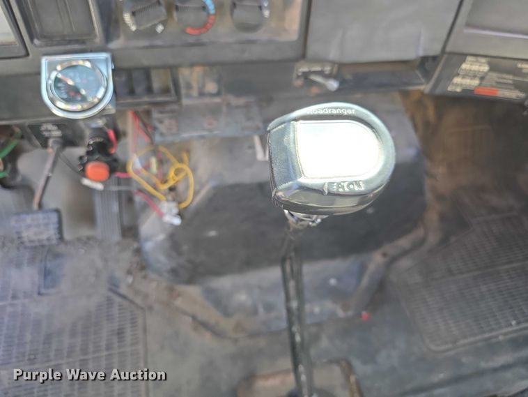 image for item FI0997 1995 International 4900 crane truck