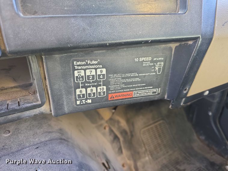 image for item FI0997 1995 International 4900 crane truck
