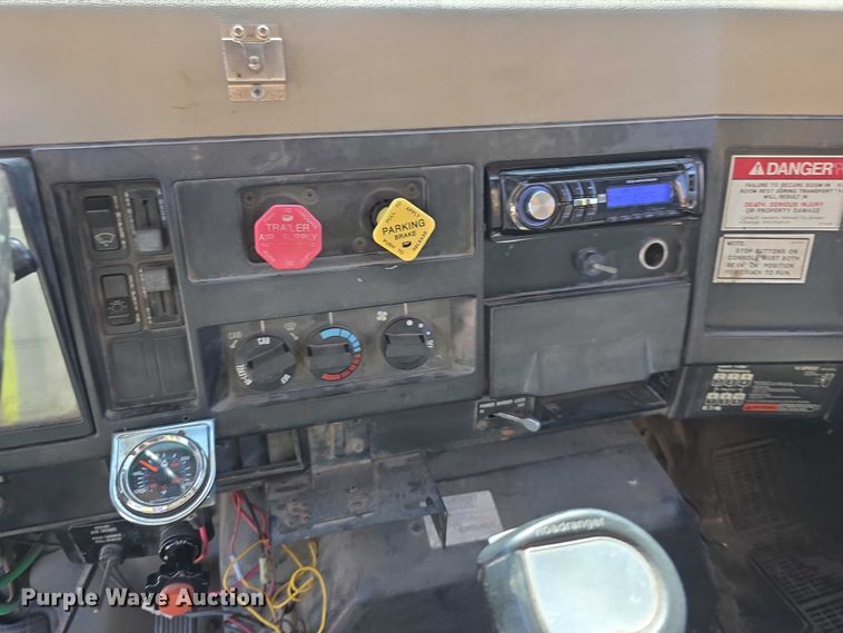 image for item FI0997 1995 International 4900 crane truck