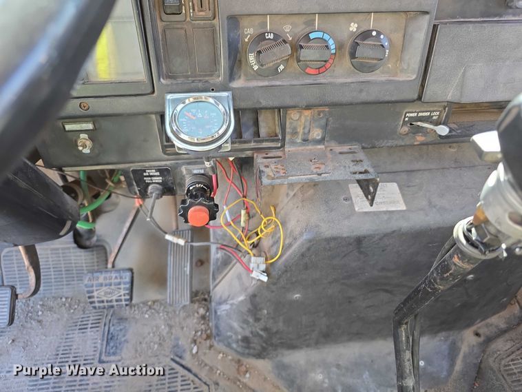 image for item FI0997 1995 International 4900 crane truck