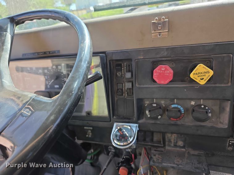 image for item FI0997 1995 International 4900 crane truck