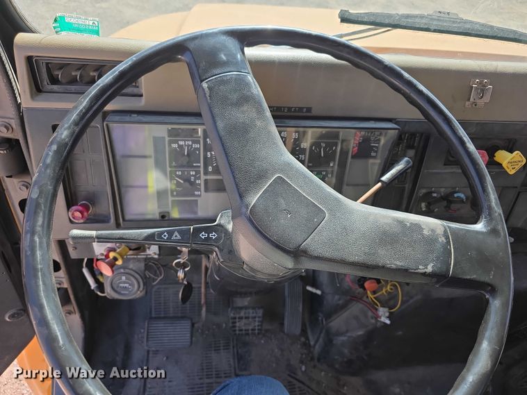 image for item FI0997 1995 International 4900 crane truck