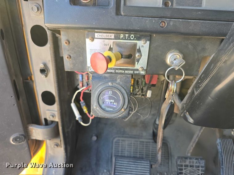 image for item FI0997 1995 International 4900 crane truck