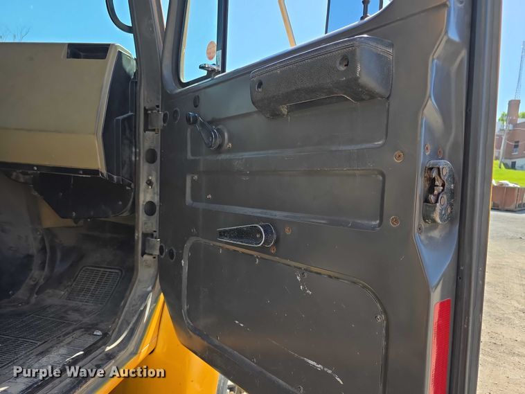 image for item FI0997 1995 International 4900 crane truck