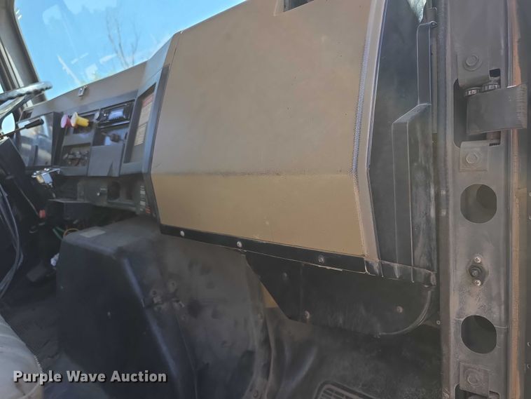 image for item FI0997 1995 International 4900 crane truck