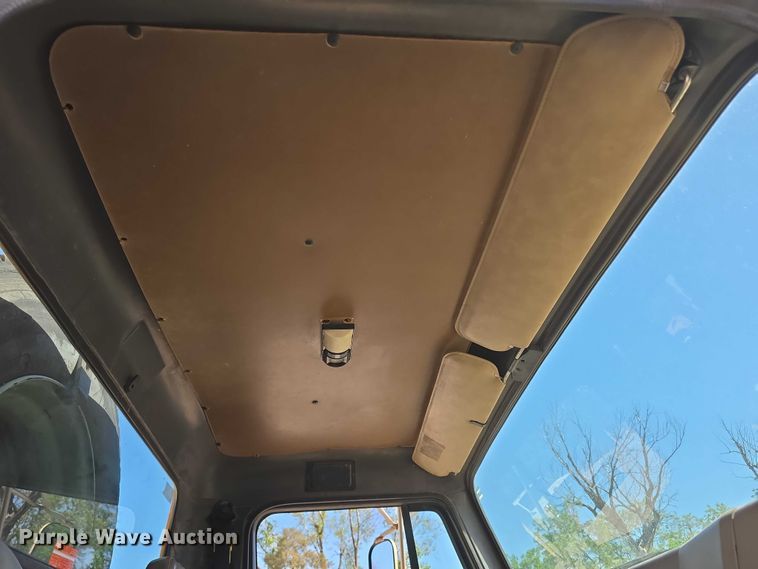 image for item FI0997 1995 International 4900 crane truck