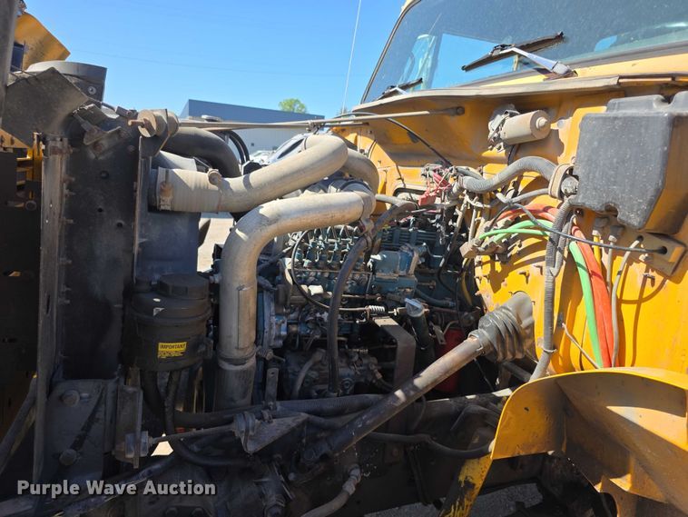 image for item FI0997 1995 International 4900 crane truck