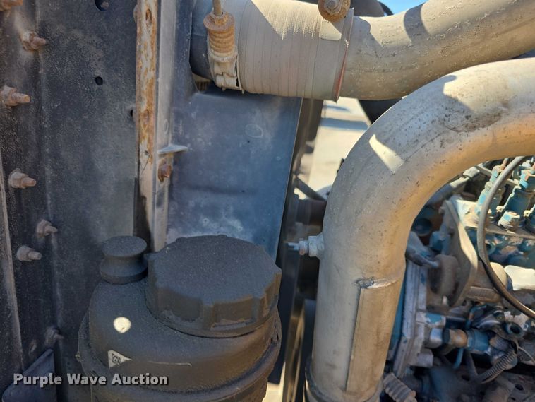 image for item FI0997 1995 International 4900 crane truck