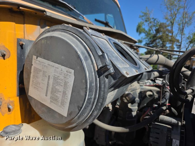 image for item FI0997 1995 International 4900 crane truck