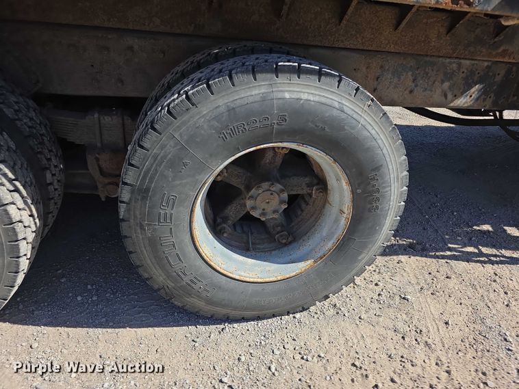 image for item FI0997 1995 International 4900 crane truck
