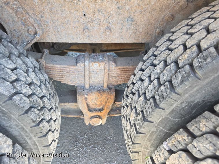 image for item FI0997 1995 International 4900 crane truck