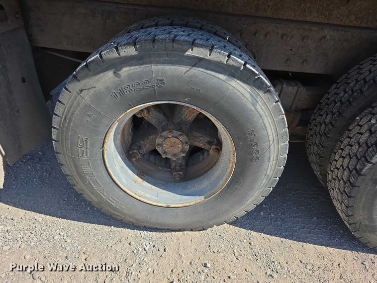 image for item FI0997 1995 International 4900 crane truck