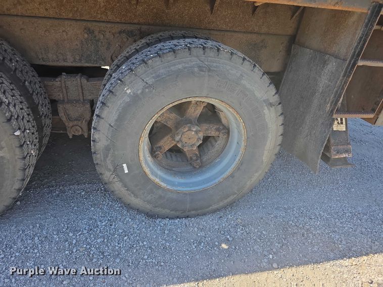 image for item FI0997 1995 International 4900 crane truck