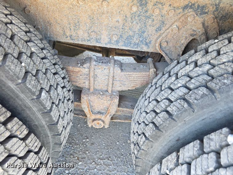 image for item FI0997 1995 International 4900 crane truck