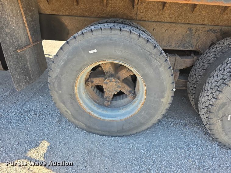 image for item FI0997 1995 International 4900 crane truck