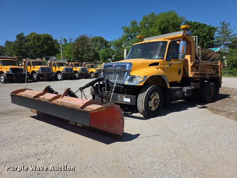 image for item FI0998 2004 International 7400 dump truck