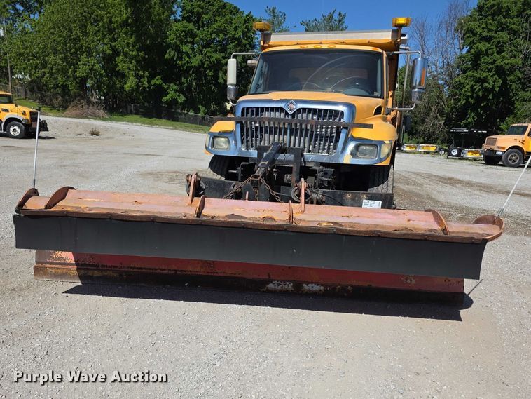 image for item FI0998 2004 International 7400 dump truck