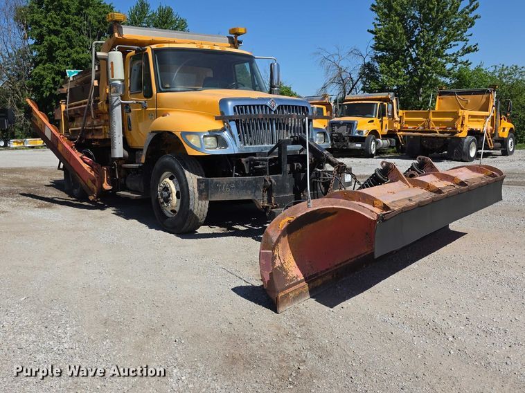 image for item FI0998 2004 International 7400 dump truck