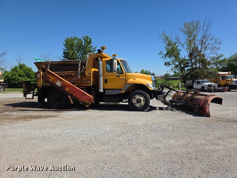 image for item FI0998 2004 International 7400 dump truck