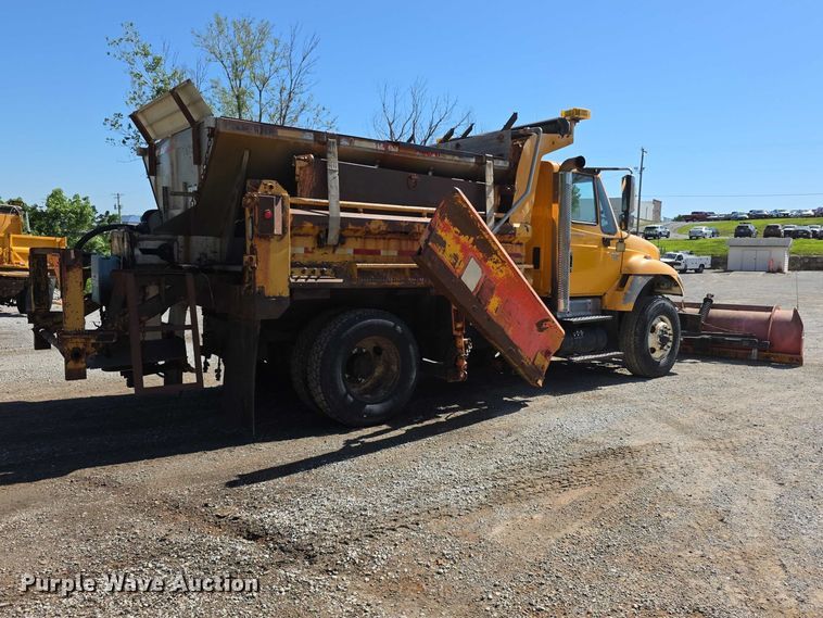 image for item FI0998 2004 International 7400 dump truck
