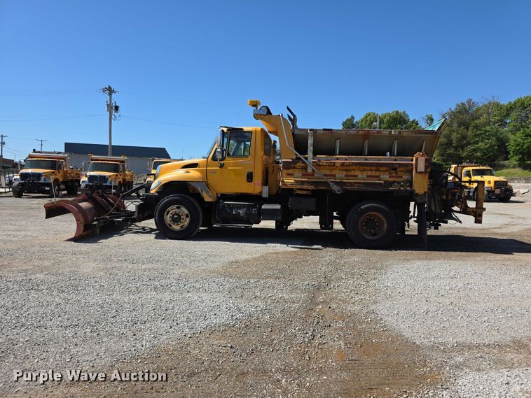 image for item FI0998 2004 International 7400 dump truck