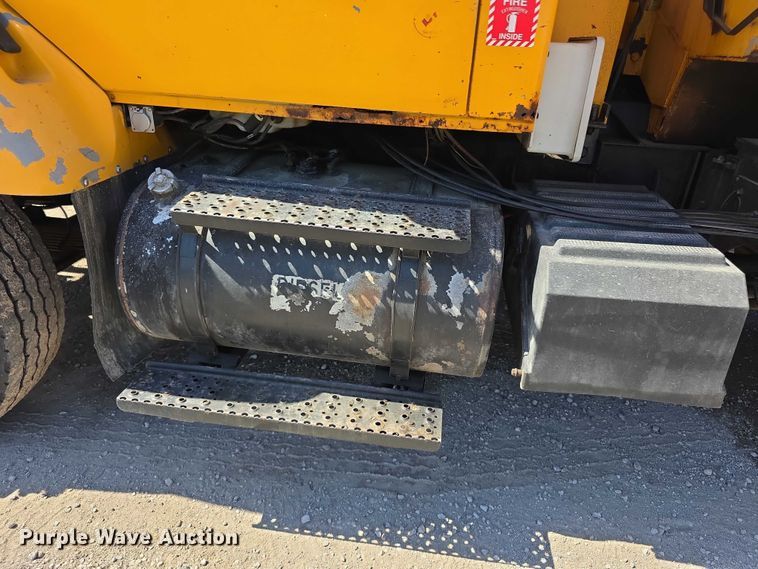 image for item FI0998 2004 International 7400 dump truck