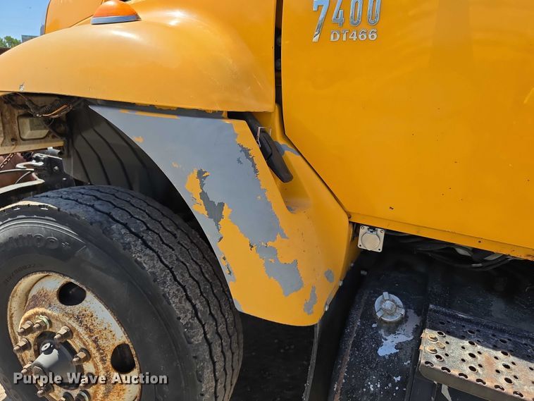 image for item FI0998 2004 International 7400 dump truck