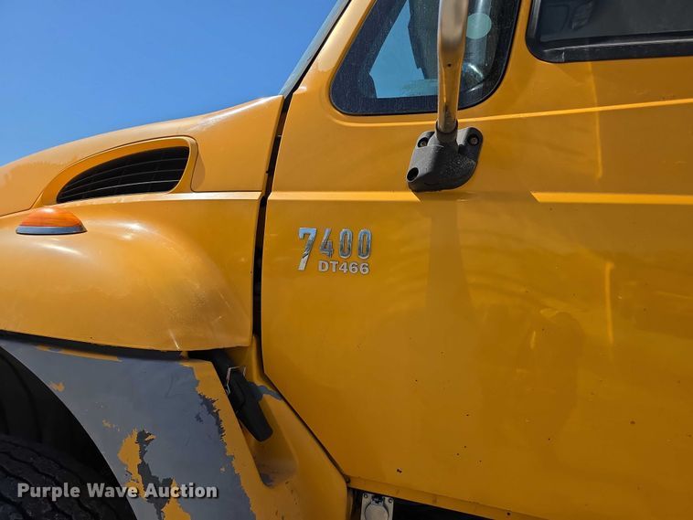 image for item FI0998 2004 International 7400 dump truck