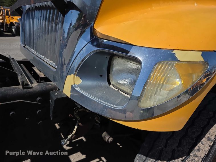 image for item FI0998 2004 International 7400 dump truck