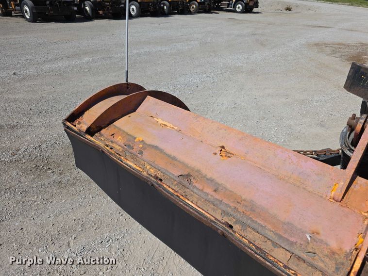 image for item FI0998 2004 International 7400 dump truck