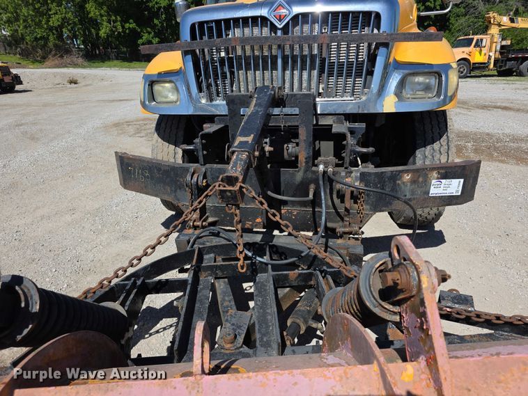 image for item FI0998 2004 International 7400 dump truck