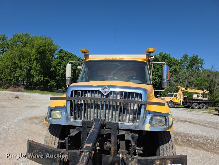 image for item FI0998 2004 International 7400 dump truck