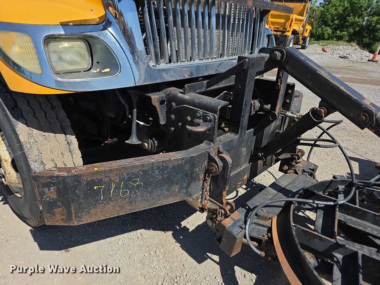 image for item FI0998 2004 International 7400 dump truck
