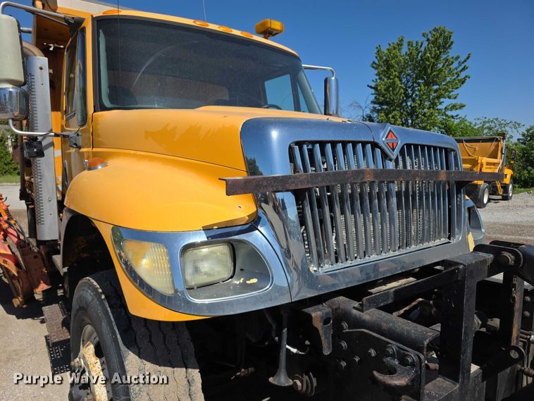 image for item FI0998 2004 International 7400 dump truck