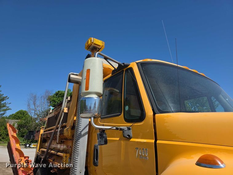 image for item FI0998 2004 International 7400 dump truck